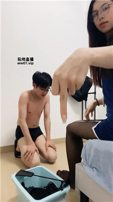 【软软】黑丝酸臭脚蹂躏眼镜男