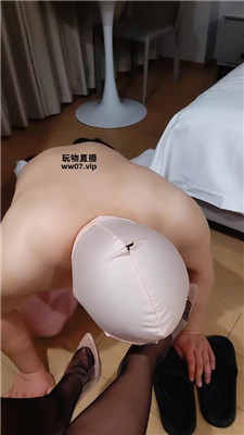 【芝芝女王】吐口水脚下让狗舔