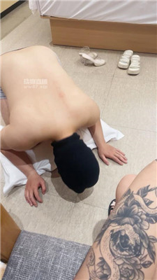 【小凤梨】做纹身小主的脚下奴