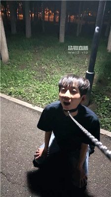 【慕容】户外公开遛人形犬